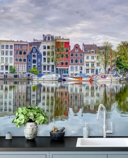 peinture murale bleue et blanche sur le canal intitulée Amsterdam Townhouses par Assaf Frank peinture murale bleue et blanche sur le canal intitulée Amsterdam Townhouses par Assaf Frank