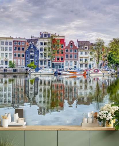 peinture murale bleue et blanche sur le canal intitulée Amsterdam Townhouses par Assaf Frank