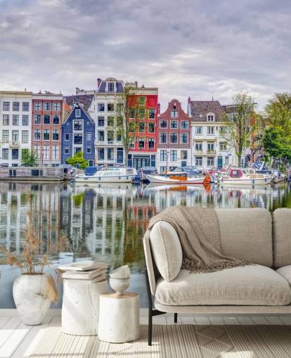 mural azul y blanco del canal llamado Amsterdam Townhouses de Assaf Frank