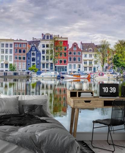 blått og hvitt kanalmaleri kalt Amsterdam Townhouses av Assaf Frank