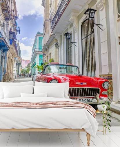mural de pared fotográfico cubano rojo, blanco y azul llamado Auto clásico en La Habana, Cuba, de Assaf Frank