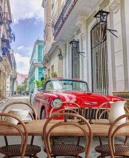 mural de pared fotográfico cubano rojo, blanco y azul llamado Auto clásico en La Habana, Cuba, de Assaf Frank
