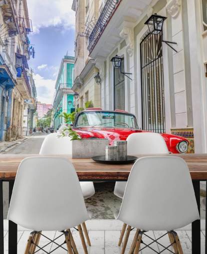 rotes, weißes und blaues Kuba-Fotowandbild mit dem Titel Classic Car in Havanna, Kuba von Assaf Frank