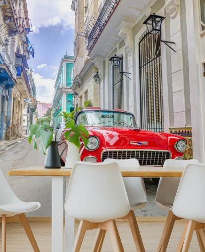 mural de pared fotográfico cubano rojo, blanco y azul llamado Auto clásico en La Habana, Cuba, de Assaf Frank