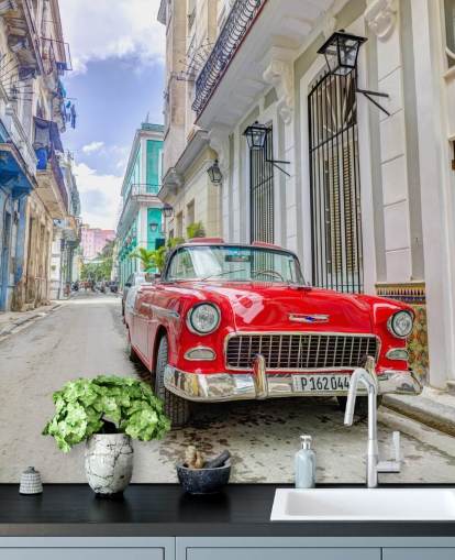 rotes, weißes und blaues Kuba-Fotowandbild mit dem Titel Classic Car in Havanna, Kuba von Assaf Frank