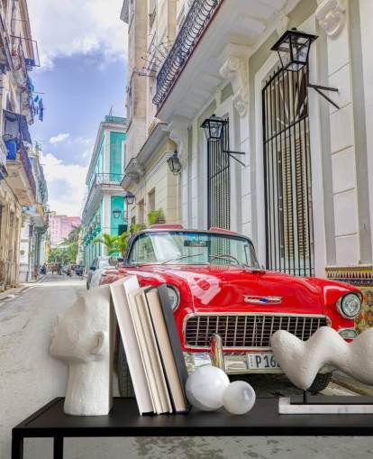 mural de pared fotográfico cubano rojo, blanco y azul llamado Auto clásico en La Habana, Cuba, de Assaf Frank mural de pared fotográfico cubano rojo, blanco y azul llamado Auto clásico en La Habana, Cuba, de Assaf Frank