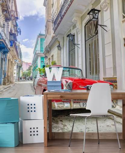 fotomurale rosso, bianco e blu chiamato Classic Car in Havana, Cuba di Assaf Frank