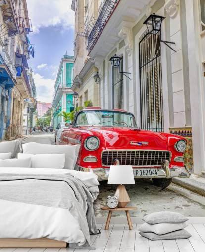 mural de pared fotográfico cubano rojo, blanco y azul llamado Auto clásico en La Habana, Cuba, de Assaf Frank