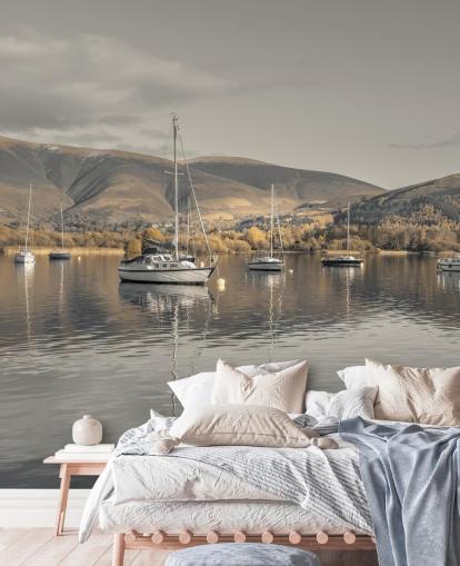 brunt och grått sjödistrikt väggmålning som heter Sailing Boats at Derwentwater av Assaf Frank