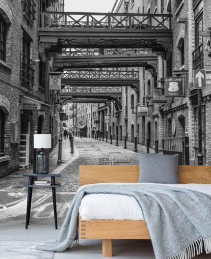 personalisierbare schwarz-weiße UK-Tapete namens Cobbled Street in London von Assaf Frank