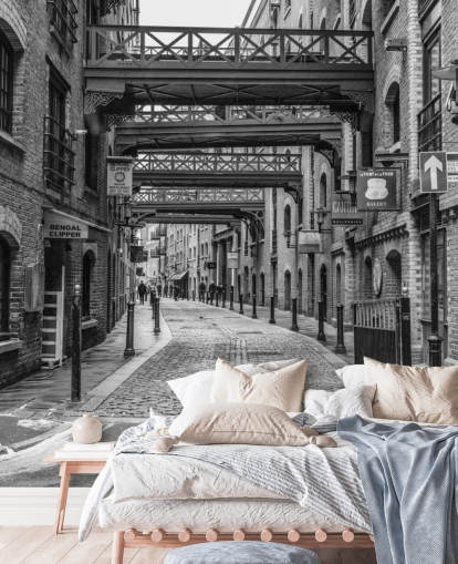 carta da parati personalizzabile in bianco e nero del Regno Unito chiamata Cobbled Street a Londra di Assaf Frank