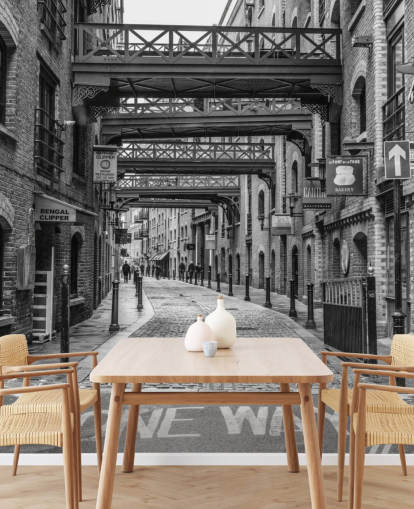 tilpasselig sort og hvid britisk tapet kaldet Cobbled Street i London af Assaf Frank