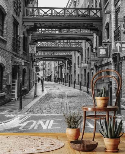 anpassningsbar svartvit brittisk tapet som heter Cobbled Street i London av Assaf Frank