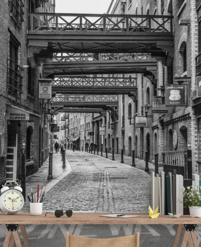 tilpasselig sort og hvid britisk tapet kaldet Cobbled Street i London af Assaf Frank