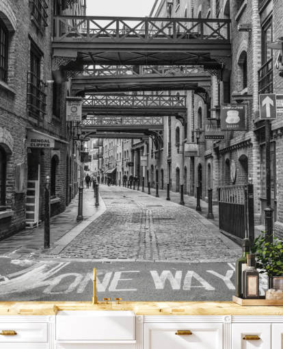 tilpasselig sort og hvid britisk tapet kaldet Cobbled Street i London af Assaf Frank tilpasselig sort og hvid britisk tapet kaldet Cobbled Street i London af Assaf Frank