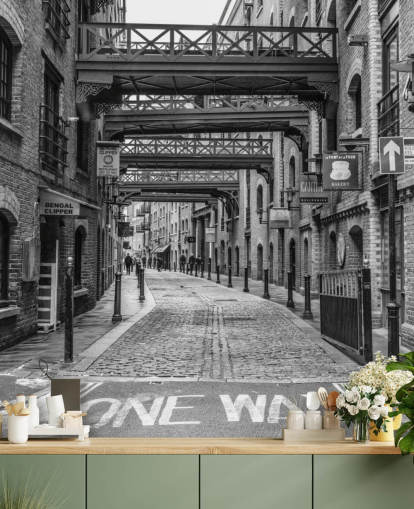 personalisierbare schwarz-weiße UK-Tapete namens Cobbled Street in London von Assaf Frank