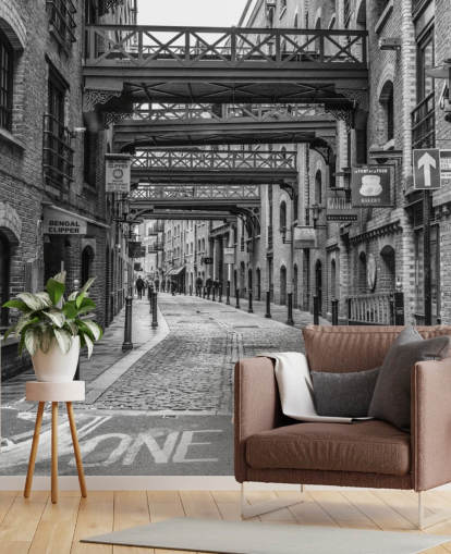 anpassningsbar svartvit brittisk tapet som heter Cobbled Street i London av Assaf Frank