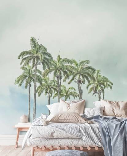 peinture murale sur un palmier intitulée Palm Trees Against Sky par Assaf Frank pour des intérieurs tropicaux