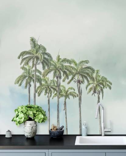 murale con palme chiamato Palm Trees Against Sky di Assaf Frank per interni tropicali