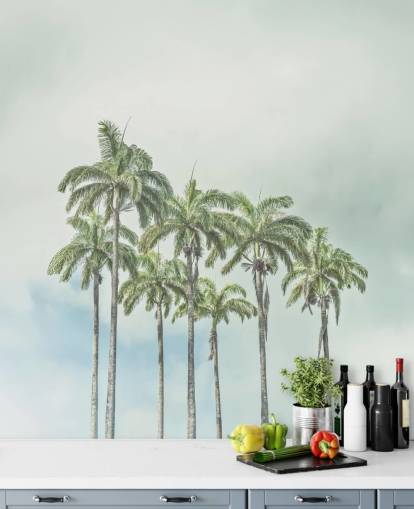 palmetræsmaleri kaldet Palm Trees Against Sky af Assaf Frank til tropisk interiør