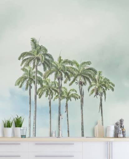 Assaf Frankin palmupuiden seinämaalaus nimeltä Palm Trees Against Sky trooppisiin sisätiloihin