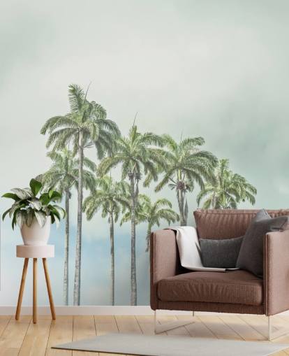 palmboommuurschildering genaamd Palm Trees Against Sky van Assaf Frank voor tropische interieurs