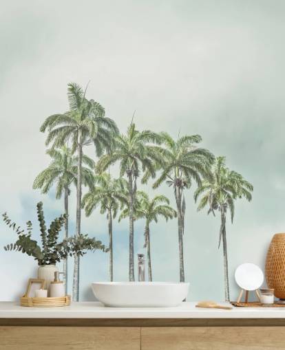 Assaf Frankin palmupuiden seinämaalaus nimeltä Palm Trees Against Sky trooppisiin sisätiloihin Assaf Frankin palmupuiden seinämaalaus nimeltä Palm Trees Against Sky trooppisiin sisätiloihin