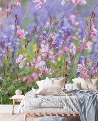 rosafarbenes, lila und grünes Blumengemälde namens Meadow Flowers von Assaf Frank rosafarbenes, lila und grünes Blumengemälde namens Meadow Flowers von Assaf Frank