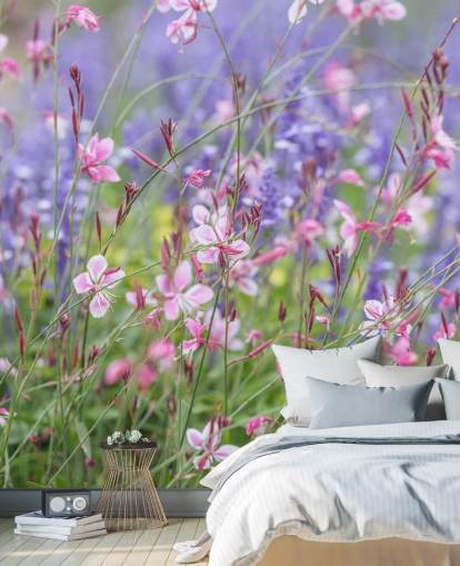 lyserødt, lilla og grønt blomstermaleri kaldet Meadow Flowers af Assaf Frank