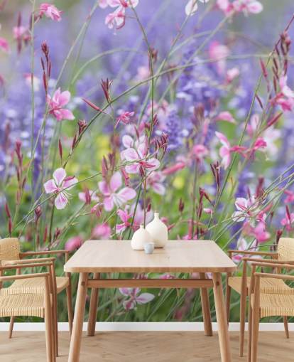 rosa, lilla og grønt blomstermaleri kalt Meadow Flowers av Assaf Frank