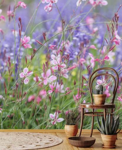 rosa, lilla og grønt blomstermaleri kalt Meadow Flowers av Assaf Frank