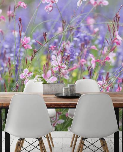 mural floral rosa, morado y verde llamado Meadow Flowers de Assaf Frank