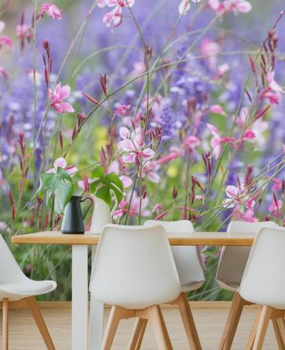 mural floral rosa, morado y verde llamado Meadow Flowers de Assaf Frank