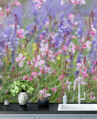 vaaleanpunainen, violetti ja vihreä kukka-seinämaalaus nimeltä Meadow Flowers, kirjoittanut Assaf Frank