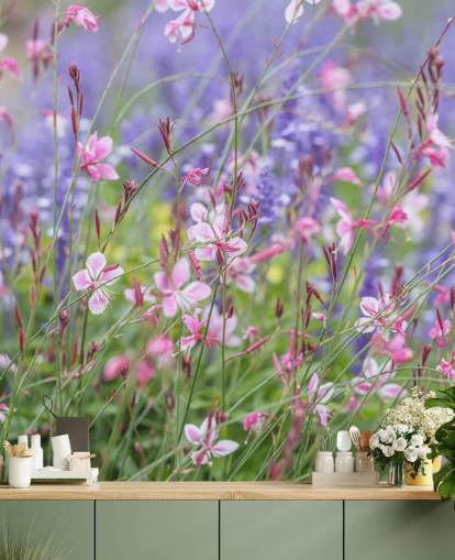 lyserødt, lilla og grønt blomstermaleri kaldet Meadow Flowers af Assaf Frank lyserødt, lilla og grønt blomstermaleri kaldet Meadow Flowers af Assaf Frank