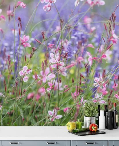 peinture murale florale rose, violette et verte intitulée Meadow Flowers d'Assaf Frank