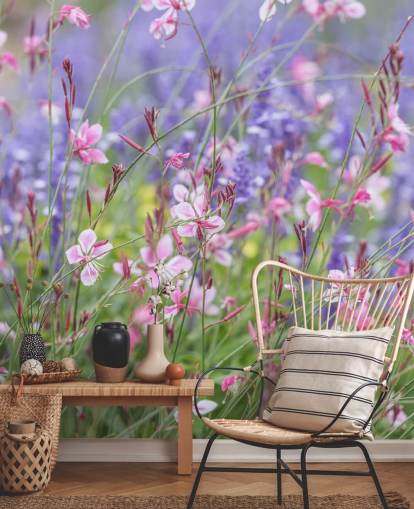 vaaleanpunainen, violetti ja vihreä kukka-seinämaalaus nimeltä Meadow Flowers, kirjoittanut Assaf Frank