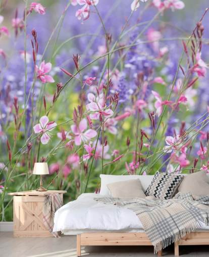 vaaleanpunainen, violetti ja vihreä kukka-seinämaalaus nimeltä Meadow Flowers, kirjoittanut Assaf Frank