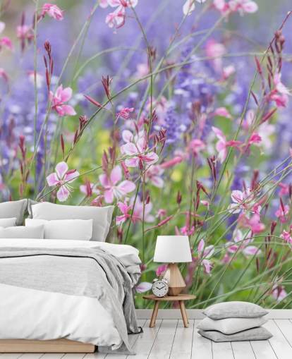 vaaleanpunainen, violetti ja vihreä kukka-seinämaalaus nimeltä Meadow Flowers, kirjoittanut Assaf Frank