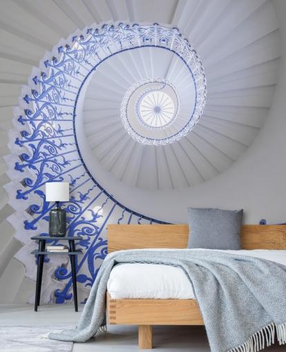 blauw-witte muurschildering met 3D-effect genaamd spiral staircase van Assaf Frank