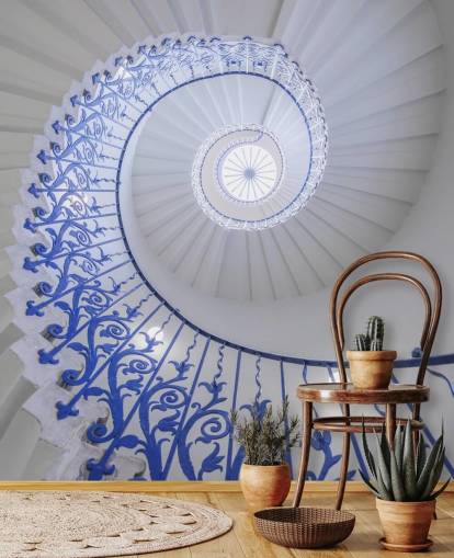 mural de pared con efecto 3D azul y blanco llamado escalera en espiral de Assaf Frank