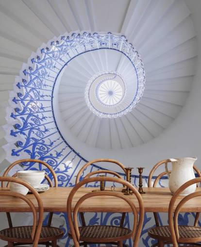 mural de pared con efecto 3D azul y blanco llamado escalera en espiral de Assaf Frank