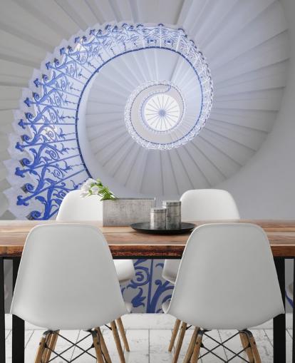 mural de pared con efecto 3D azul y blanco llamado escalera en espiral de Assaf Frank