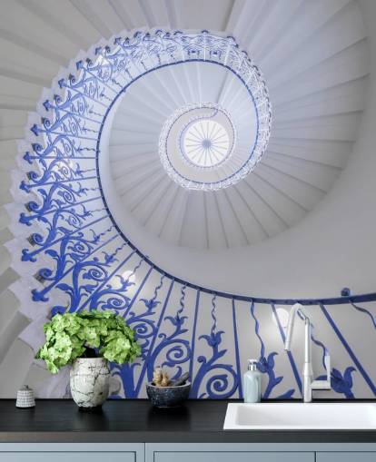 blauw-witte muurschildering met 3D-effect genaamd spiral staircase van Assaf Frank