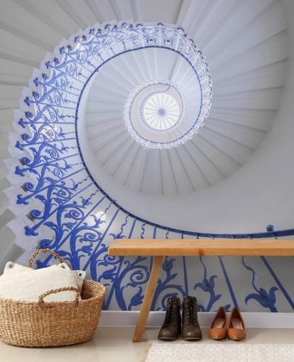 mural de pared con efecto 3D azul y blanco llamado escalera en espiral de Assaf Frank