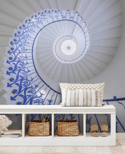 blau-weißes Wandbild mit 3D-Effekt namens Wendeltreppe von Assaf Frank blau-weißes Wandbild mit 3D-Effekt namens Wendeltreppe von Assaf Frank