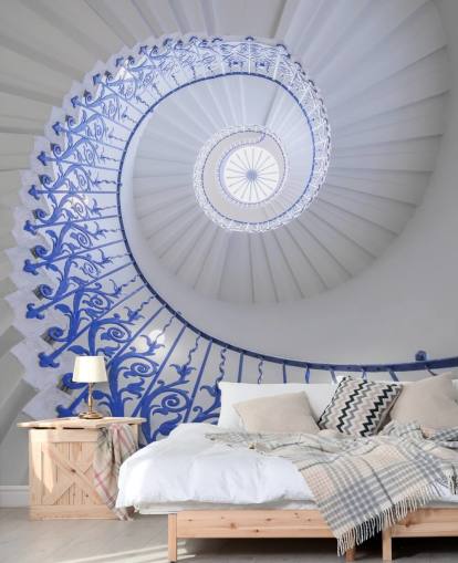 mural de pared con efecto 3D azul y blanco llamado escalera en espiral de Assaf Frank