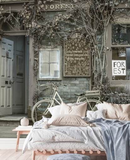 graues Ladenfassadengemälde mit dem Titel Bicycle Outside a Cafe, York von Assaf Frank