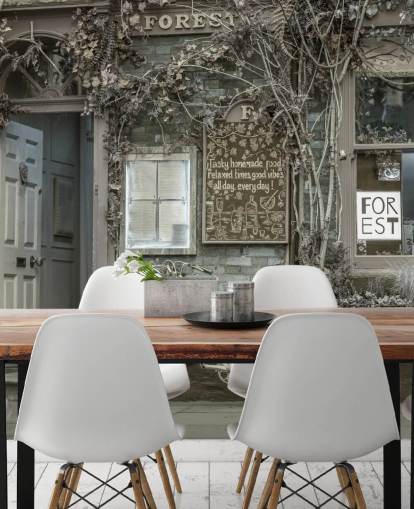 grå butikkfasademaleri kalt Bicycle Outside a Cafe, York av Assaf Frank