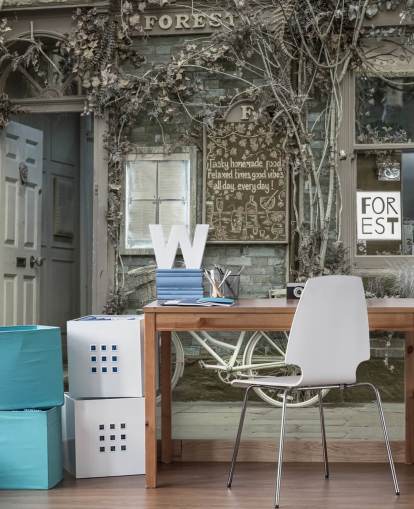 peinture murale grise sur la façade d'un magasin intitulée Bicycle Outside a Cafe, York par Assaf Frank
